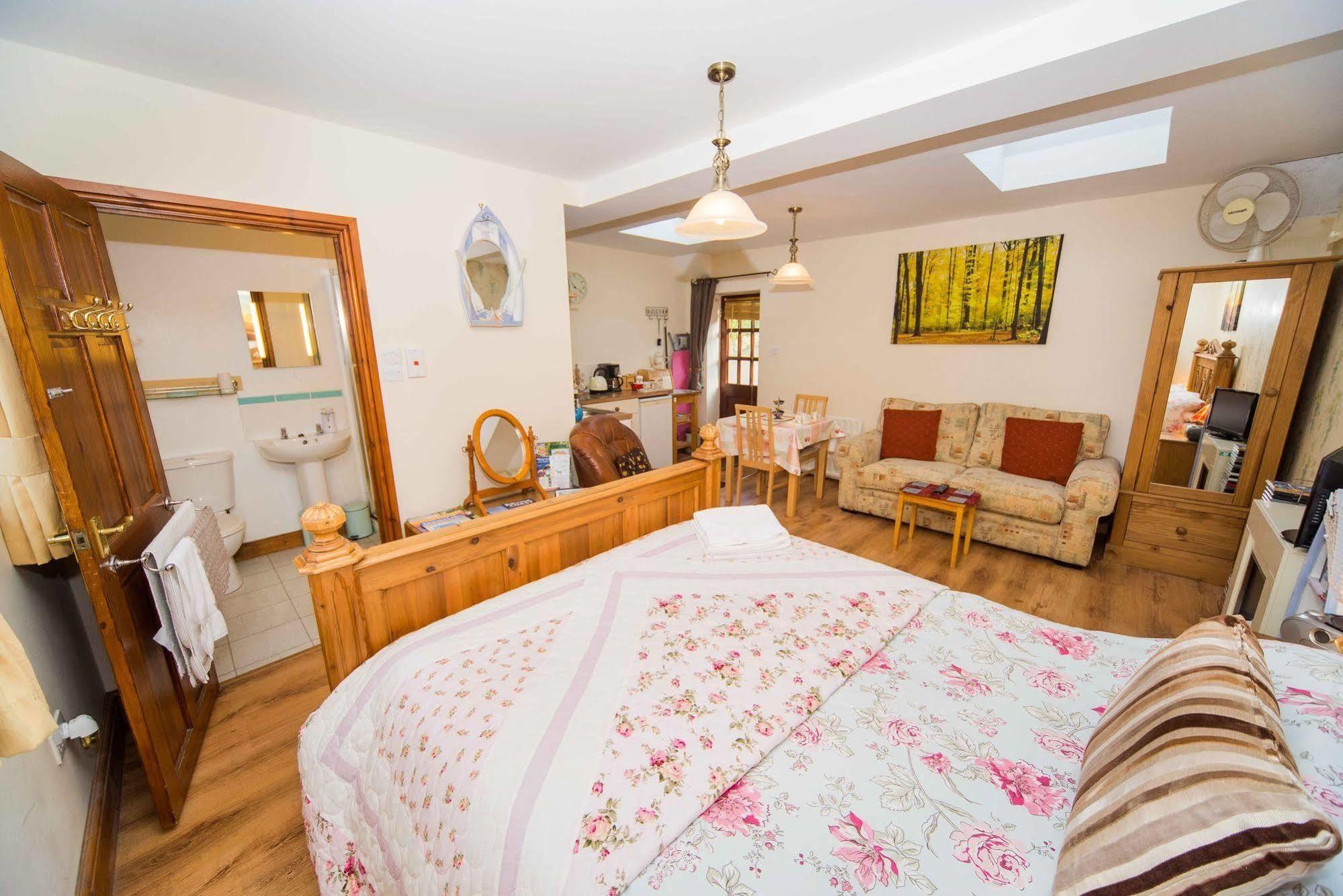 Stunning Countryside Views & Private Balcony! Cozy Room, 3 Miles To Lyme Regis - Free Parking & Wifi Axminster Eksteriør bilde