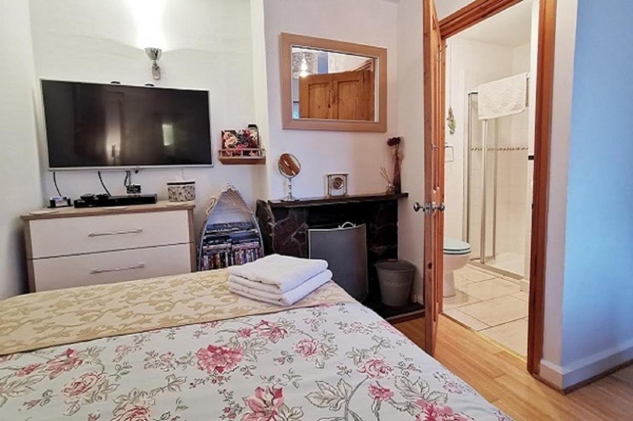 Stunning Countryside Views & Private Balcony! Cozy Room, 3 Miles To Lyme Regis - Free Parking & Wifi Axminster Eksteriør bilde